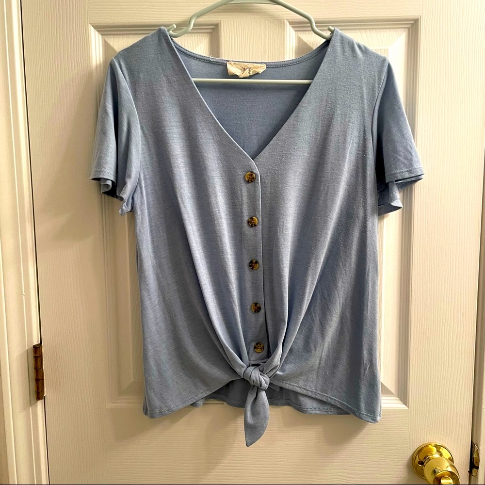 Pinque button details tee with ties.